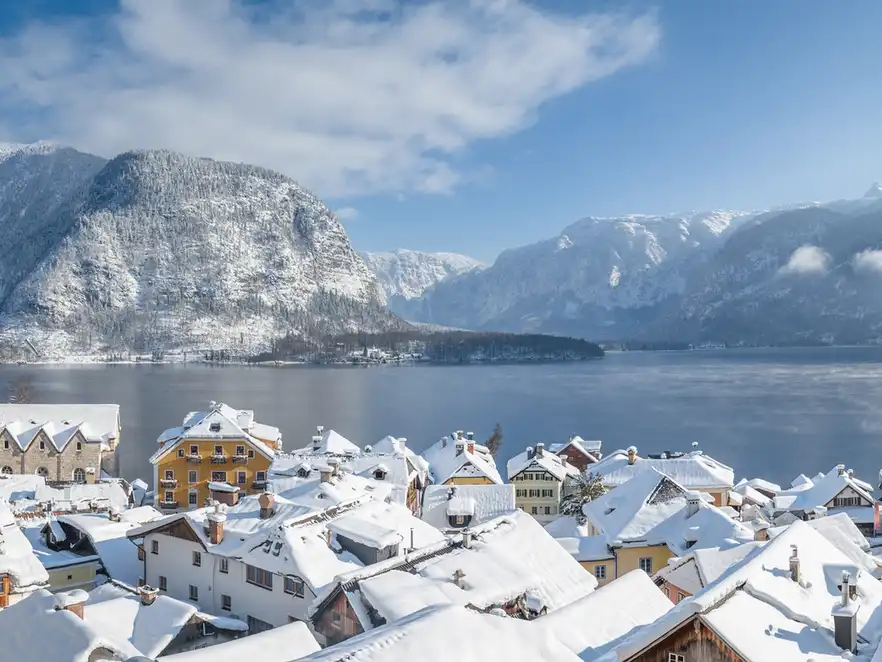 winterliches Hallstatt am Hallstätter Sees im österreichischen Salzkammergut
