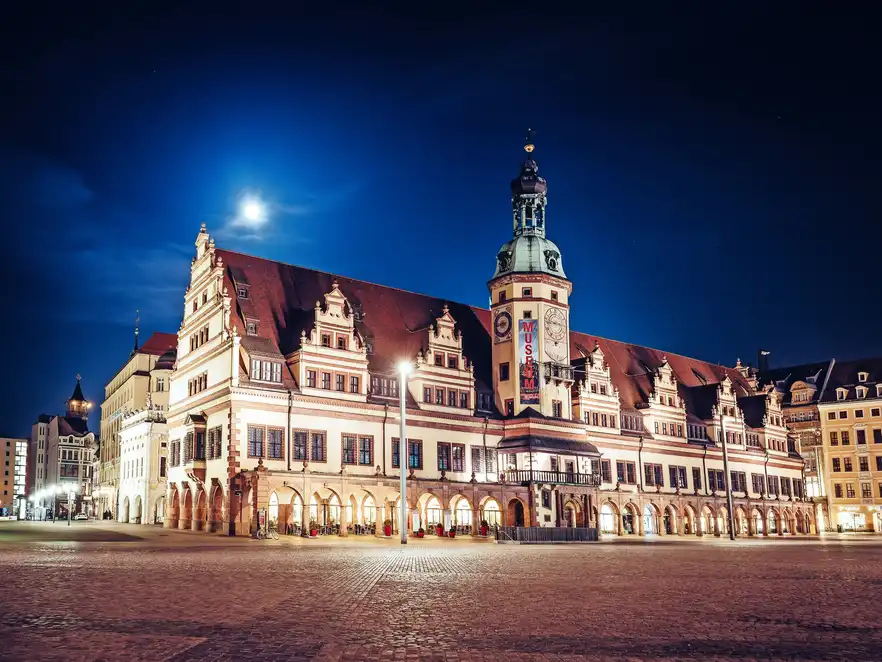 Altes Rathaus in Leipzig bei Nacht