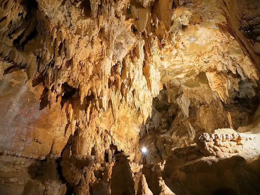 Grotte di Toirano oberhalb der Ortschaft Toirano bei Savona, Italien