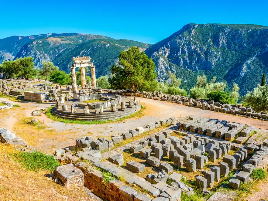 Ruinen des Tempels von Athena Pronaia in Delphi, Griechenland.