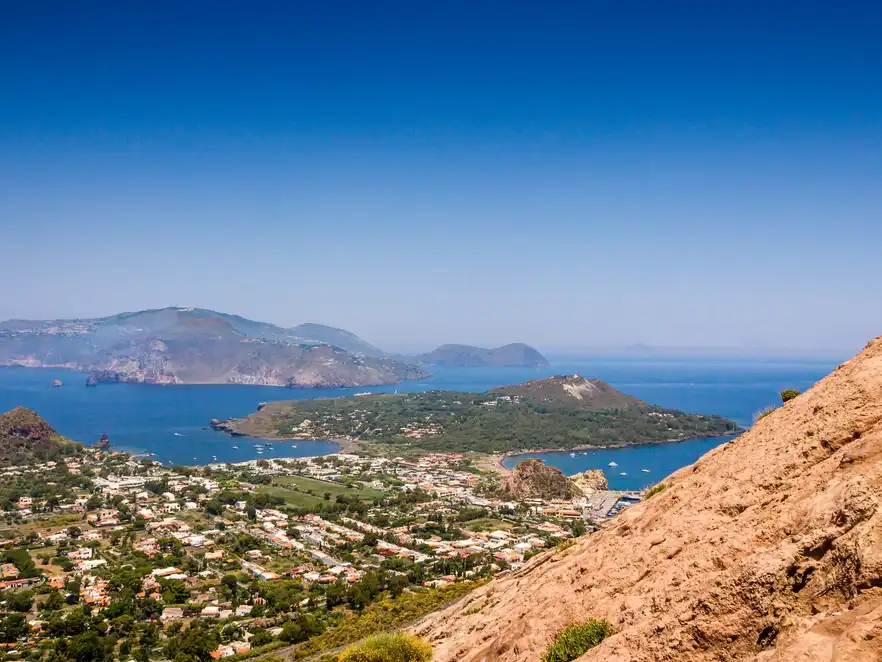 Blick vom Vulkankraterrand des Fossa di Vulcano über die Äolischen Inseln