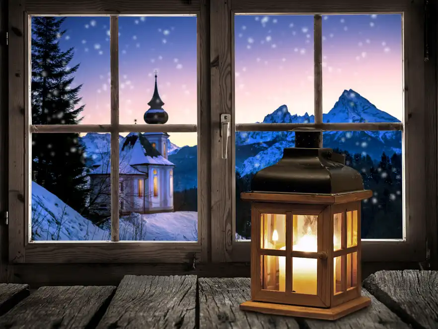 Laterne vor einem Fenster am Weihnachtsabend