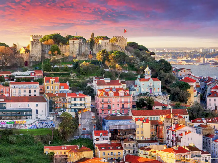 Lissabon,Portugal-Skyline mit Sao Jorge Castle