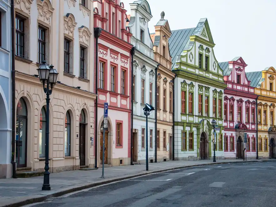 bunte Mietshäuser in Hradec Králové, Tschechien