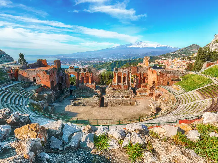Ruinen des altgriechischen Theaters in Taormina auf Sizilien mit dem Ätna im Hintergrund, Italien