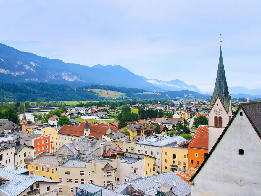 Stadtbild der historischen Stadt Rattenberg in Tirol, Österreich