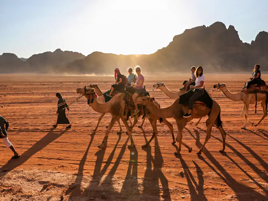 Kamelkarawane im Wadi Rum durch die Wüste, Jordanien