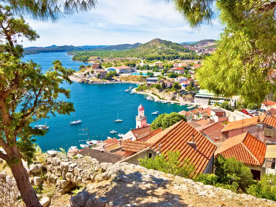 Küste von Šibenik an der kroatischen Adriaküste