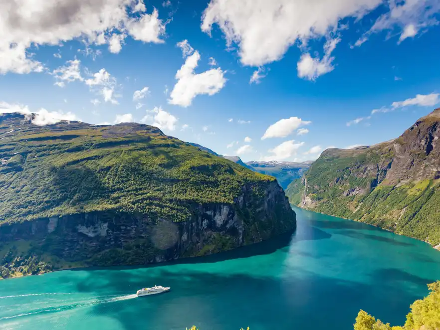 Blick von der Aussichtsplattform Ørnesvingen auf den Geirangerfjord, Norwegen