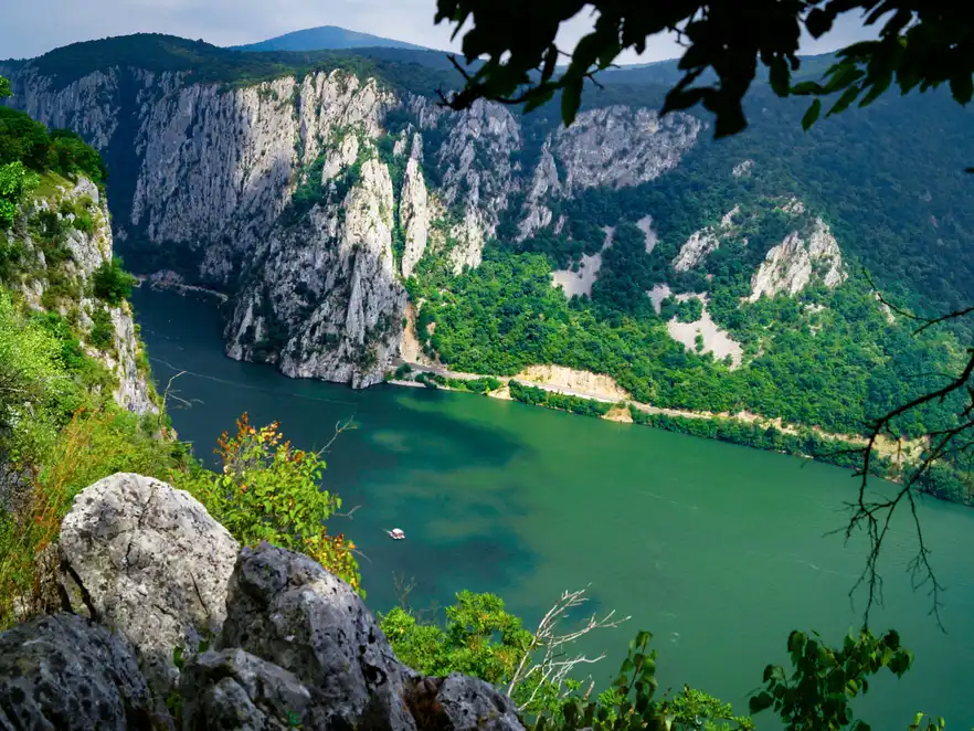 das Eiserne Tor der Donau im Djerdap-Nationalpark: die natürliche Grenze zwischen Serbien und Rumänien