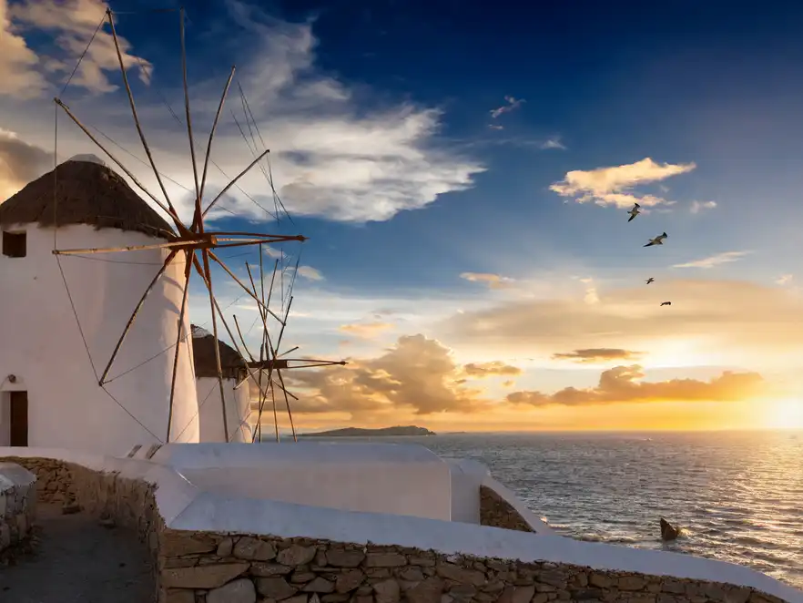 Windmühlen von Mykonos bei Sonnenuntergang, Griechenland