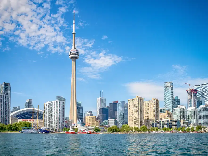 Skyline von Toronto vom Ontariosee aus gesehen, Kanada 
