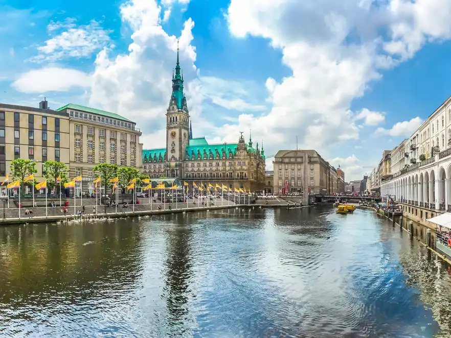 Die Alsterarkaden und das Hamburger Rathaus an der Kleinen Alster, Deutschland