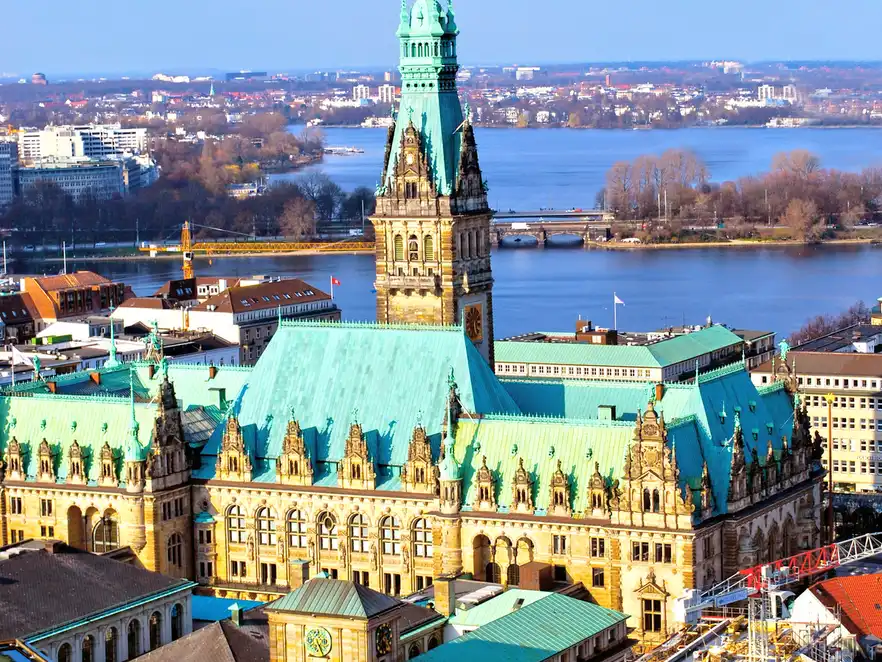 Blick über das Rathaus auf die Binnen- und Außenalster von Hamburg, Deutschland