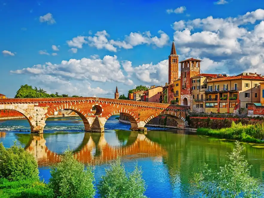 Brücke Ponte Pietra über den Fluss Etsch in Verona, Italien