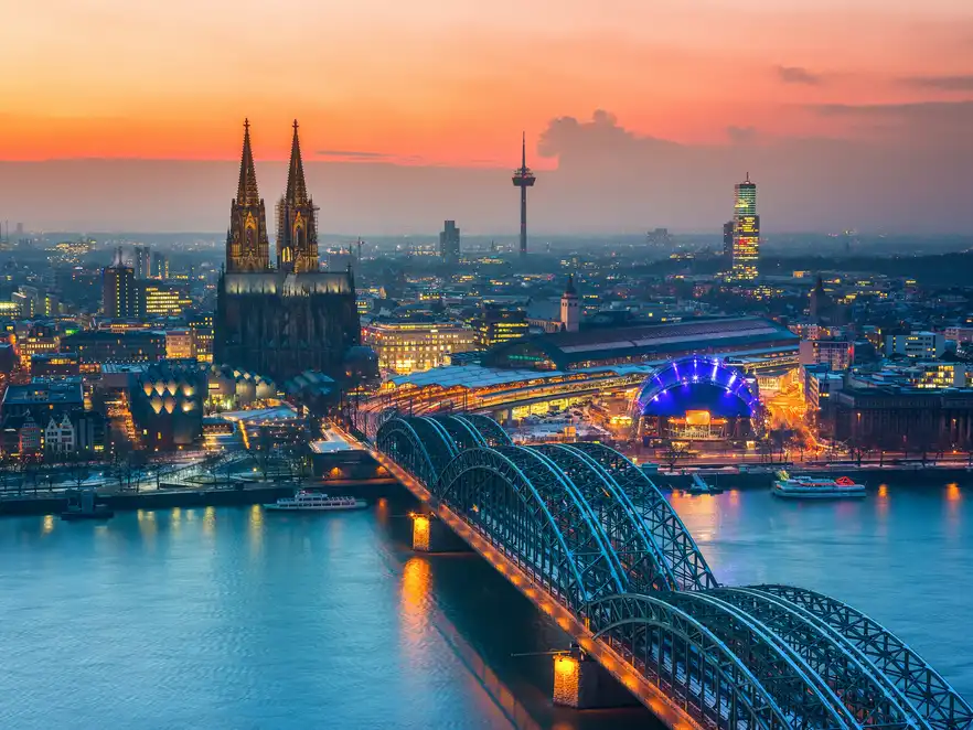 Luftaufnahme über Köln bei Nacht