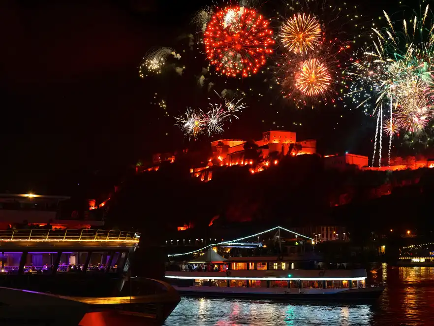Rhein in Flammen bei Koblenz mit Festung Ehrenbreitstein, Deutschland