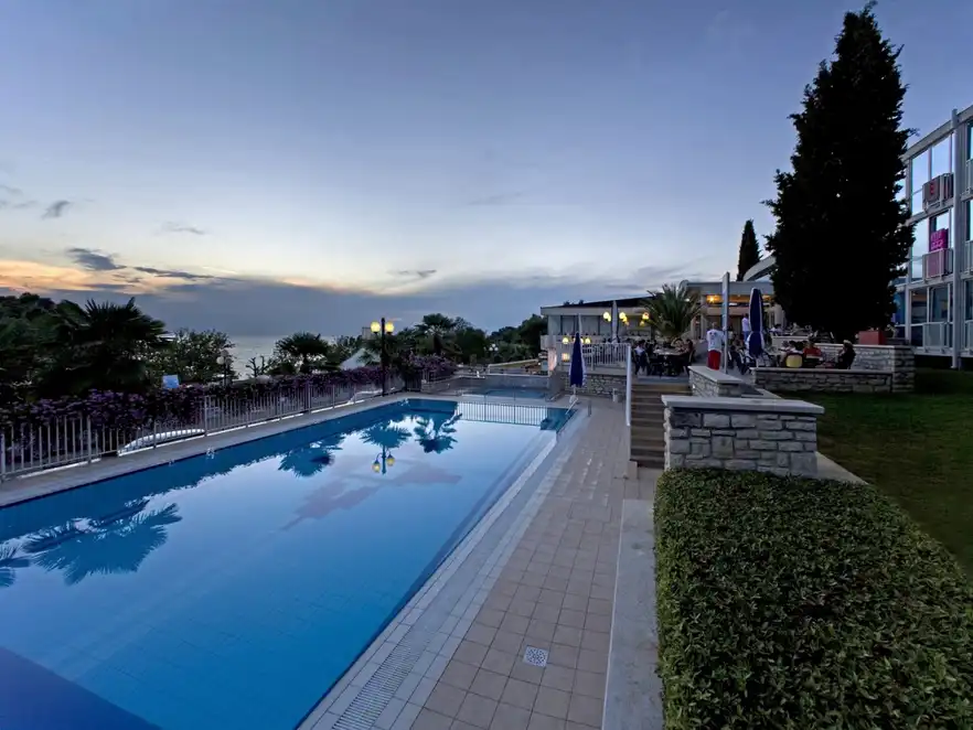 Pool Ihres Hotels Zorna in Porec, Halbinsel Istrien, Kroatien