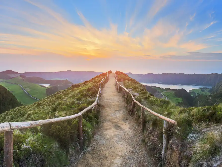Wanderweg mit schönem Blick auf umliegende Seen, Ponta Delgada, Sao Miguel, Azoren, Portugal