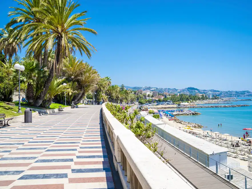 Die Strandpromenade in San Remo nahe Genua, Italien