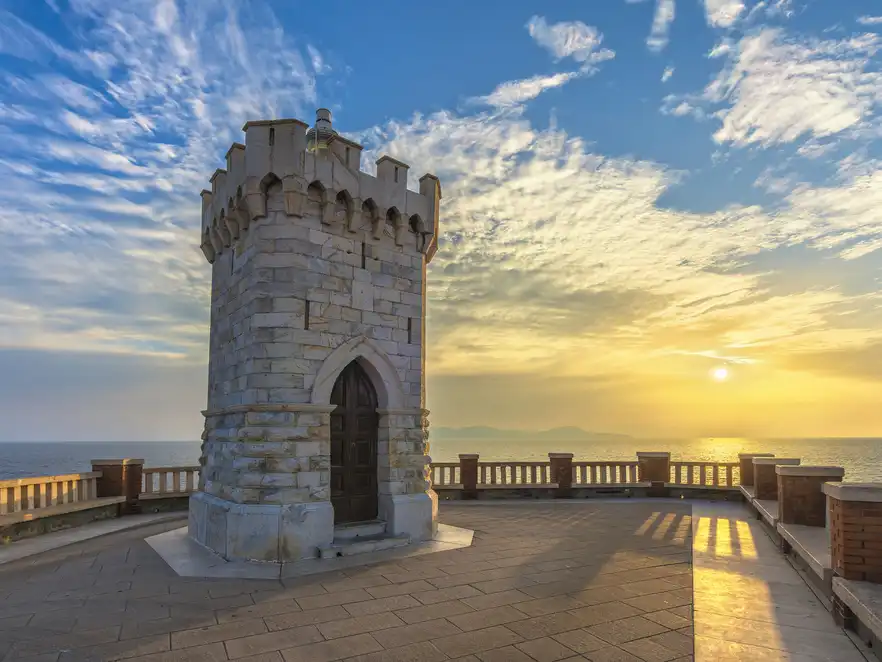 Blick auf den Leuchtturm von Piombino piazza bovio auf Elba.