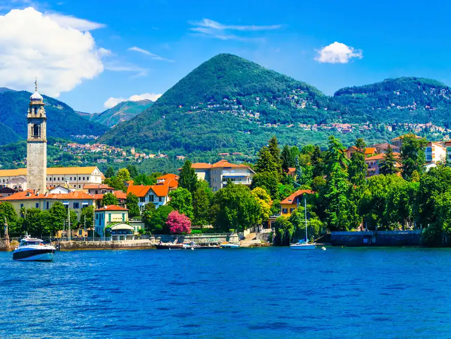 Blick auf die Ufer des Lago Maggiore