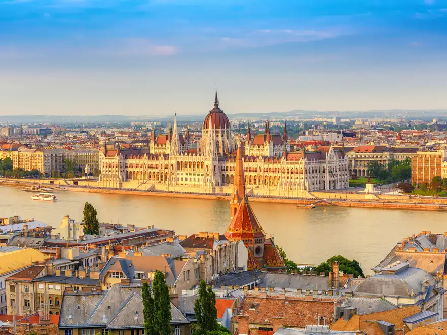 Die Skyline von Budapest mit dem ungarischen Parlament an der Donau