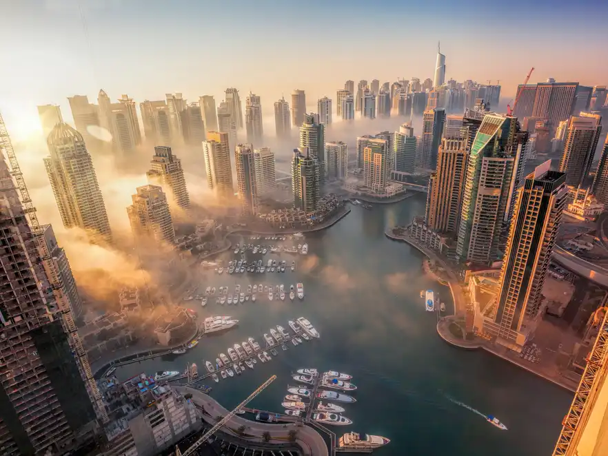 Dubai Marina mit traumhaften Sonnenuntergang in Dubai, Vereinigte Arabische Emirate.