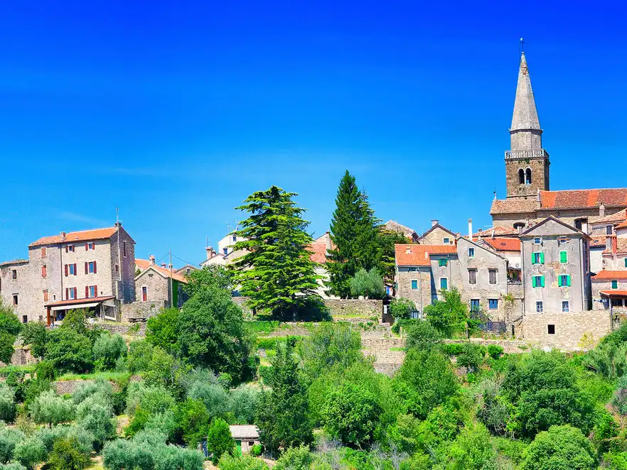 Panorama des Künstlerdorfes Groznjan, Istrien, Kroatien