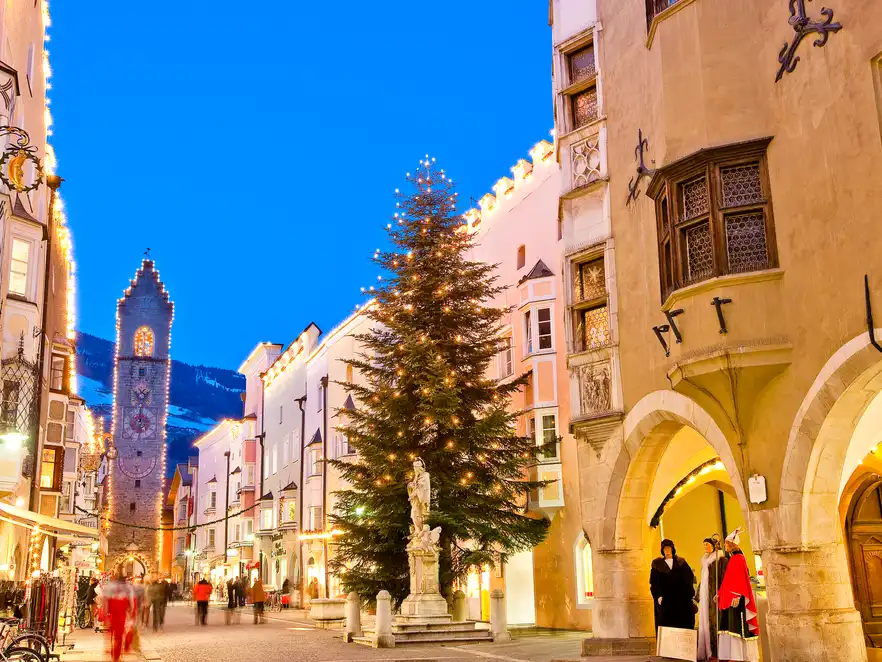 Weihnachtsmarkt in Sterzing mit Blick durch die stimmungsvolle Altstadt