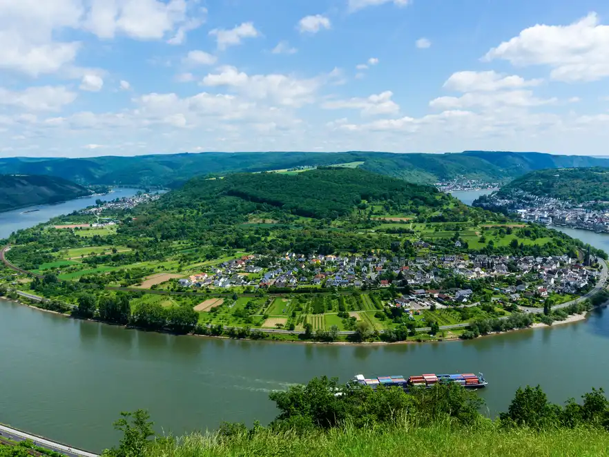 Panoramablick auf die größte Rheinschleife mit Blick auf Boppard, Filsen und Osterspai
