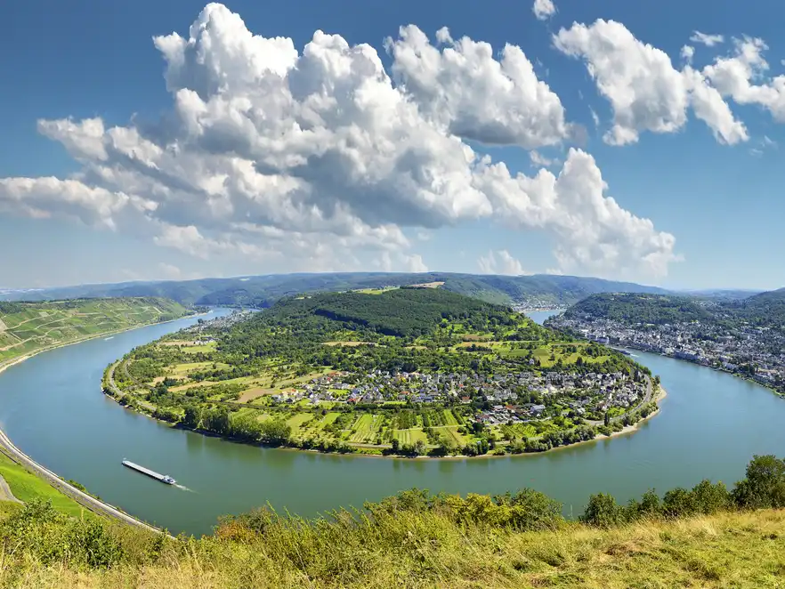 Panoramablick auf die größte Rheinschleife mit Blick auf Boppard, Filsen und Osterspai
