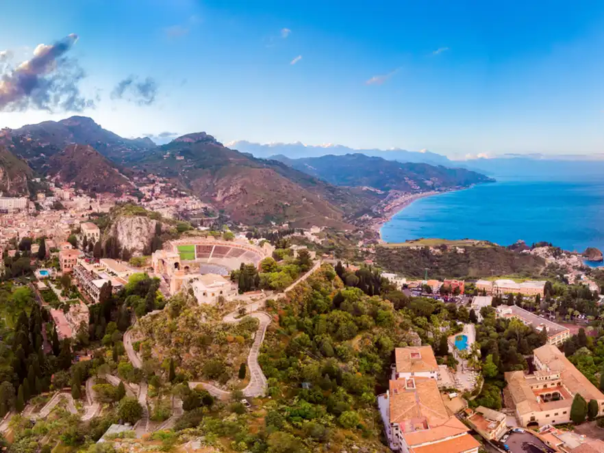 Blick auf Taormina an der Ostküste Siziliens, Italien
