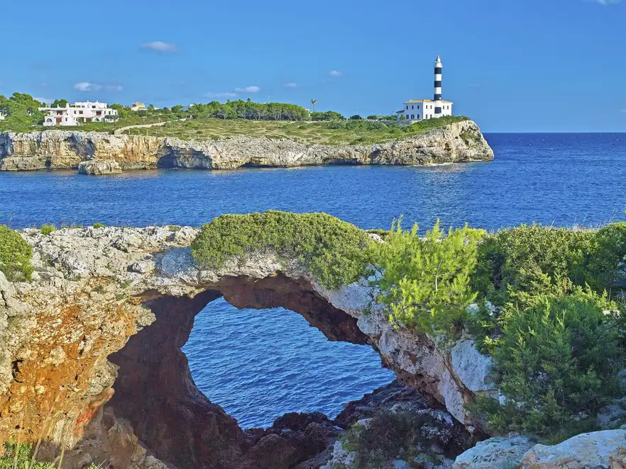 Der Leuchtturm in Porto Colom, auch "Far de Punta de Ses Crestes