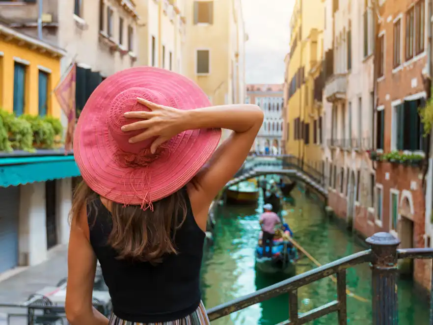 vorbeifahrende Gondel in Venedig, Italien