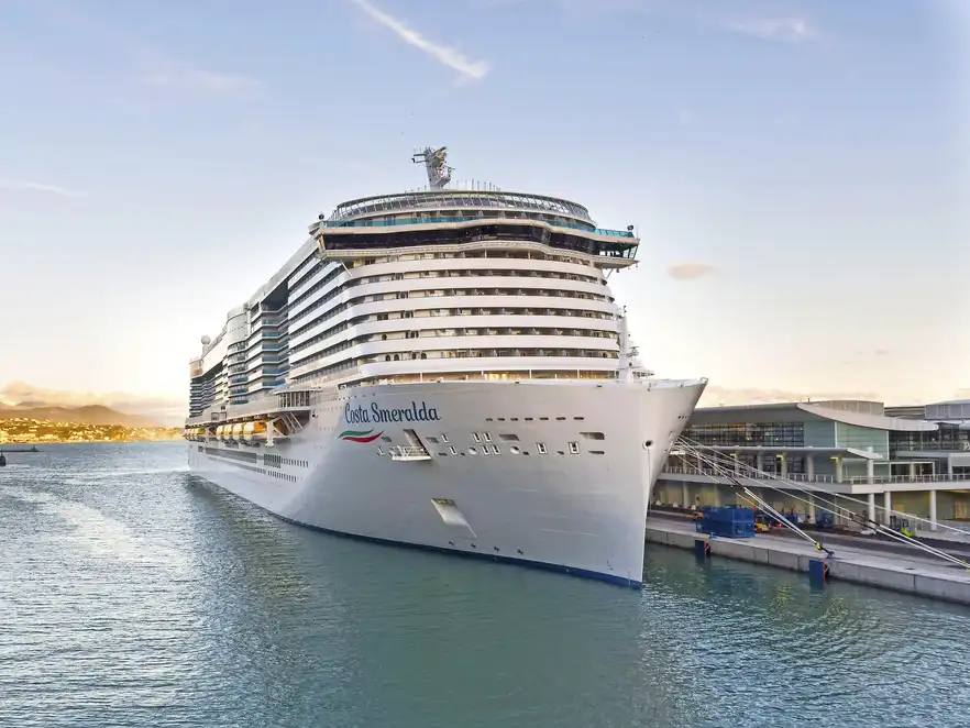 Ihr Schiff die Costa Smeralda am Kai
