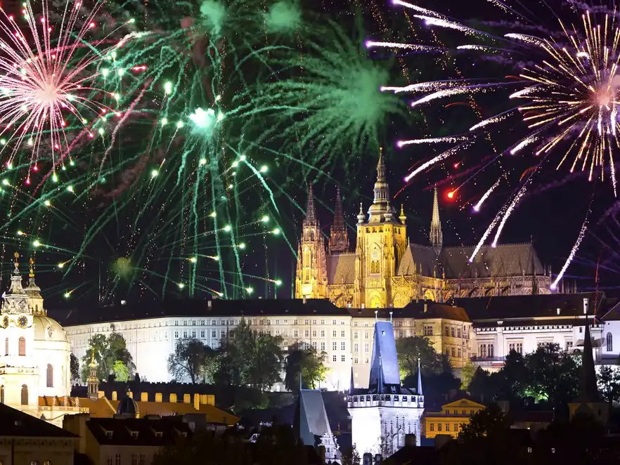 Feuerwerk über der Kathedrale des Heiligen Vitus in Prag, Tschechien 