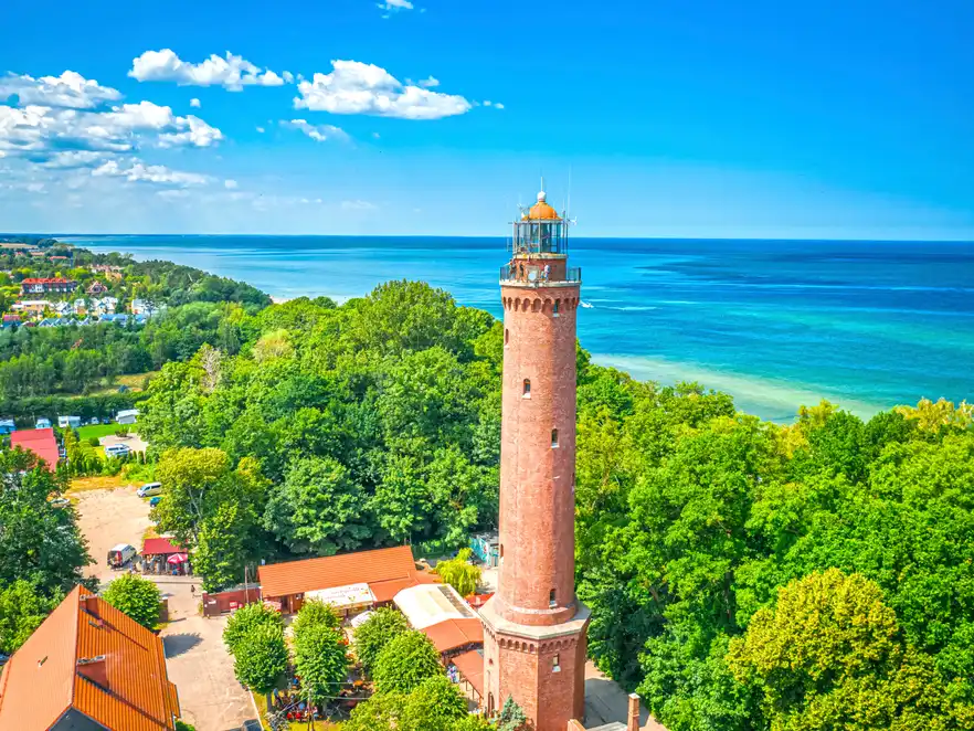 Blick auf die Ostsee und den Leuchtturm von Koszalin, Polen. 