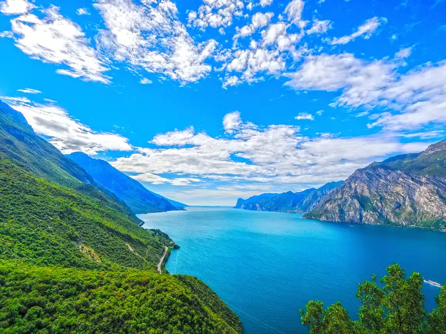 Ein wunderschöner Panoramablick auf den Gardasee.
