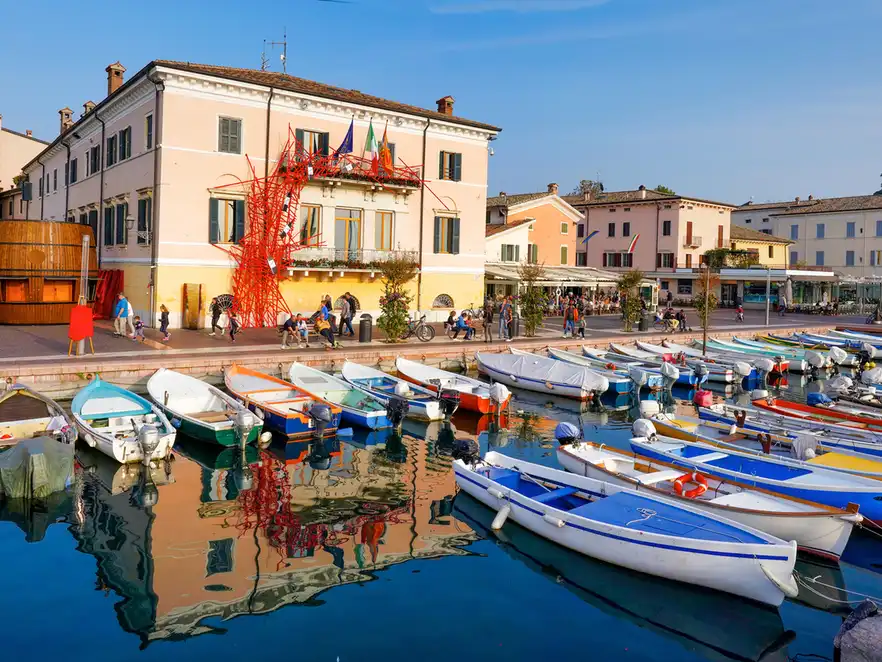 Hafen von Bardolino am Gardasee in der Region Venetien, Italien