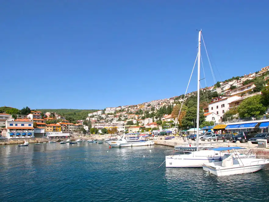 Die Stadt Rabac mit ihren Fischerbooten.