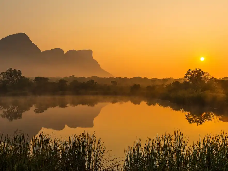 Traumhafter Sonnenaufgang in Südafrika an einem See