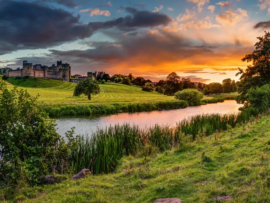 Sonnenuntergang über dem englischen Fluss AIn in Northumberland, England