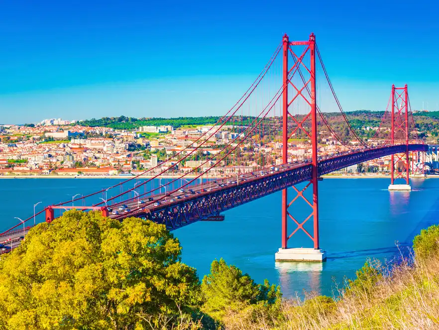 Die Brücke des 25. April (Ponte 25 de Abril) in Lissabon, Portugal
