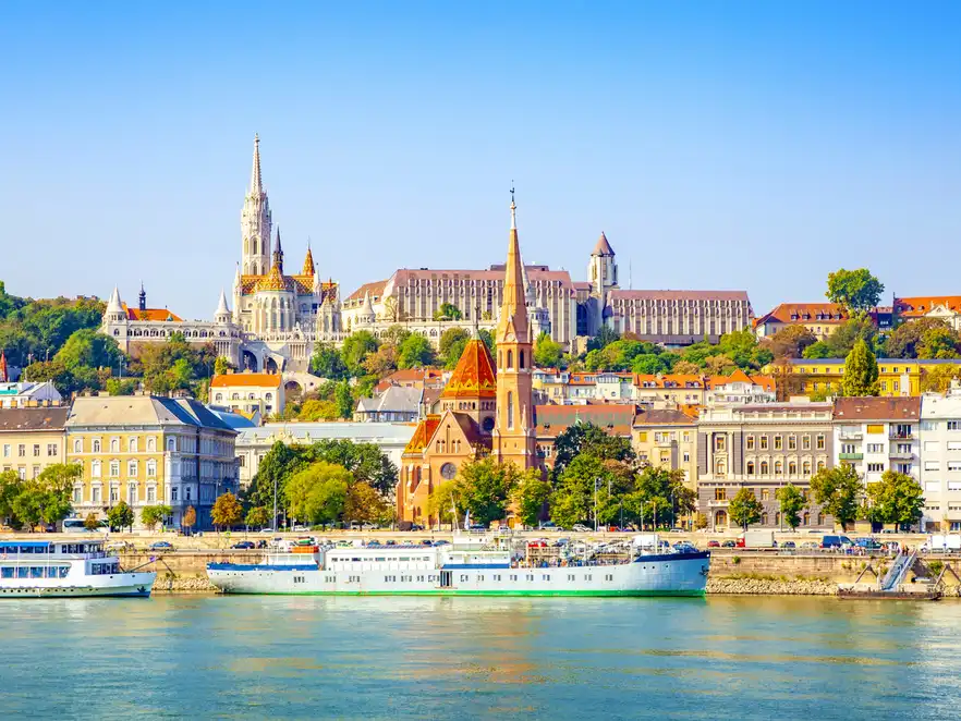 Die Scyline von Budapest erhebt sich über die Donau