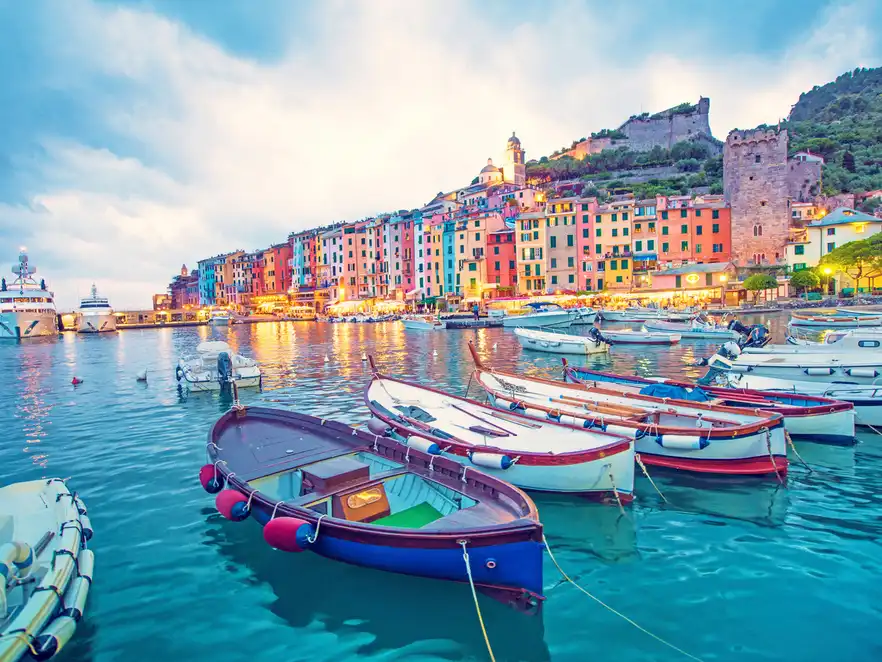 Malerische Landschaft mit Hafen, bunten Häusern und Booten, Cinque Terre, Italien