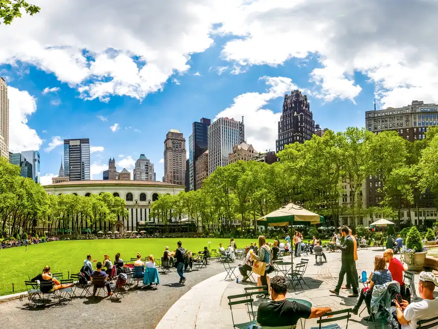 Blick vom Bryant Park auf die Skyline von New York City, USA 