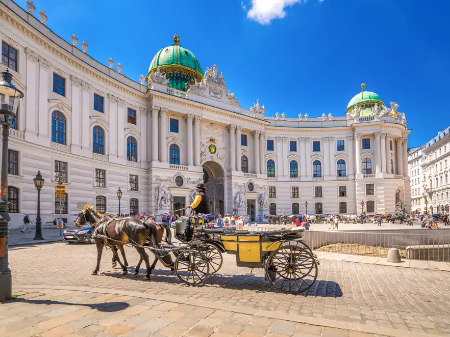 Fiaker vor der Alten Hofburg in Wien, Österreich