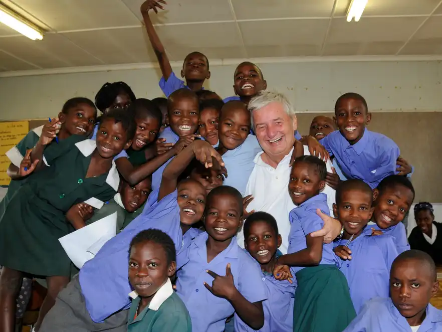 Reiner Meutsch in der Augeikhas Primary School Windhoek Katutura