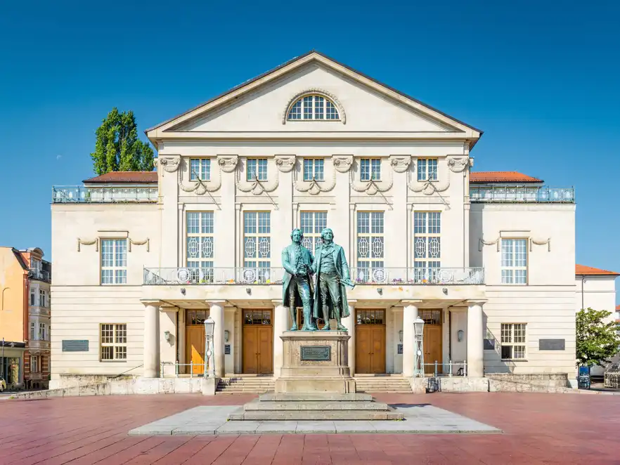 Deutsches Nationaltheater mit Goethe und Schiller in Weimar, Deutschland